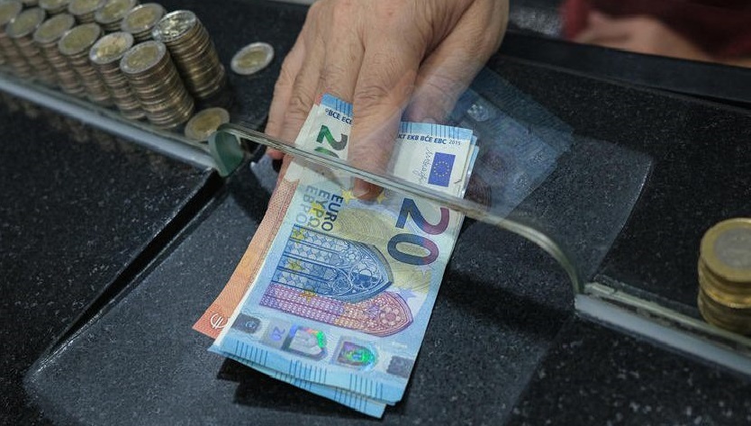 Euro bie poshte 102 lekeve, niveli me i ulet qe prej dates 7 dhjetor